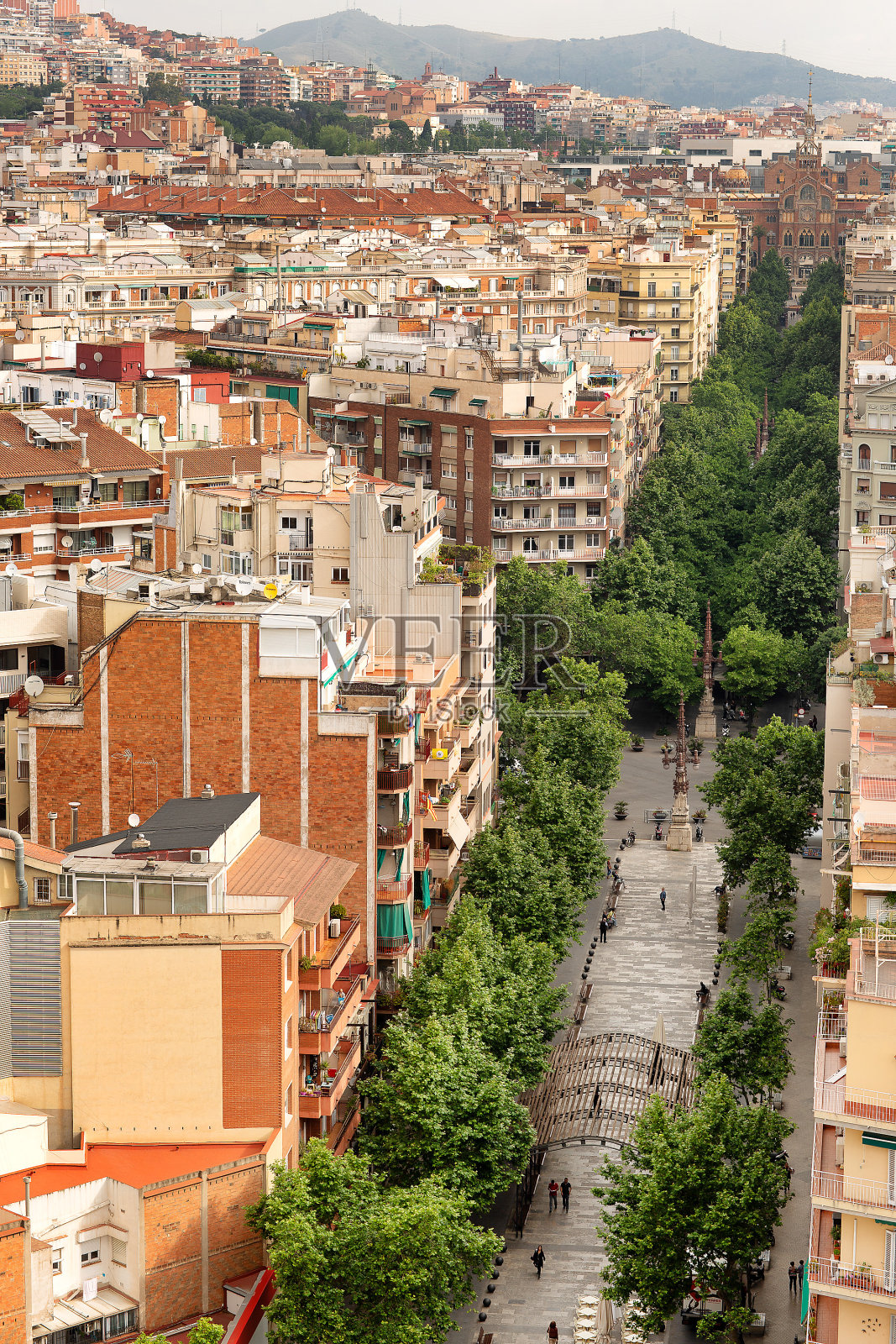 俯瞰巴塞罗那市中心的公寓和其他建筑照片摄影图片
