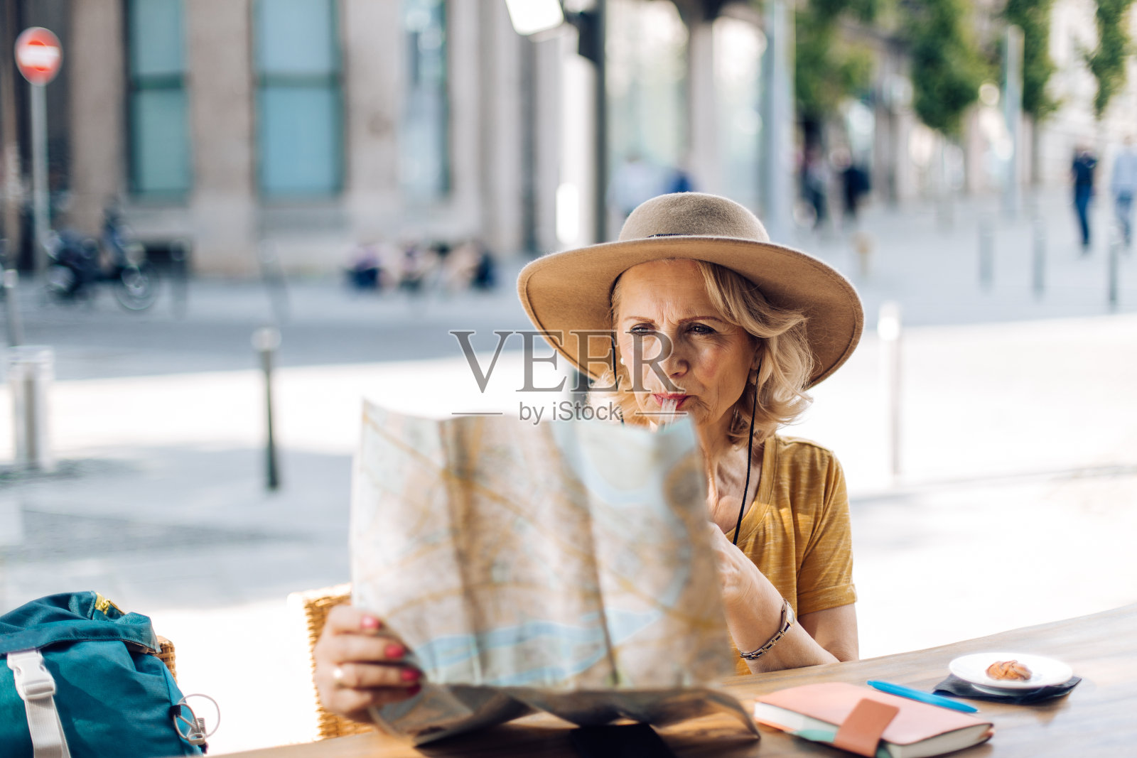 妇女在旅途中享受她的咖啡和计划观光照片摄影图片