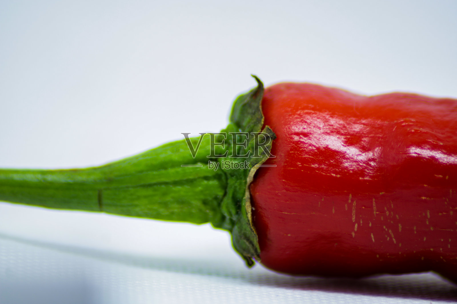 白色背景上的红辣椒照片摄影图片