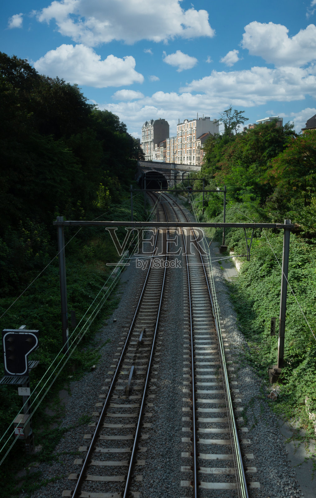 航拍布鲁塞尔的火车轨道照片摄影图片