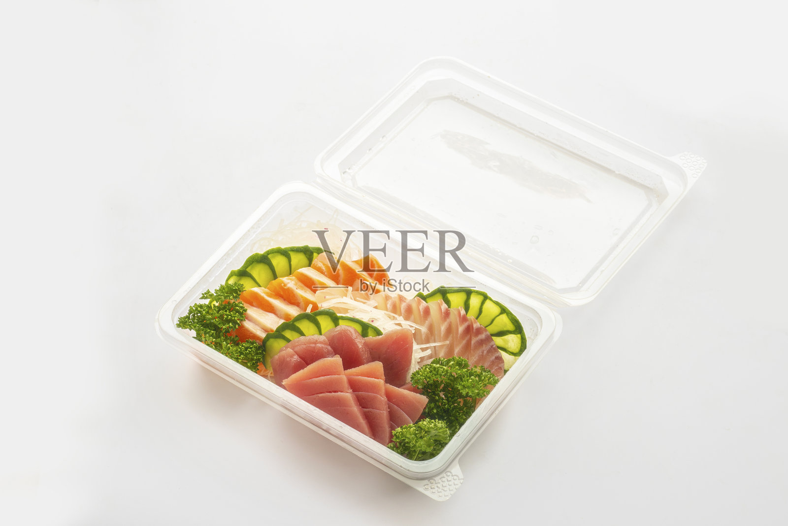 套寿司装在塑料盒里，送回家准备吃的健康快餐，隔离上白照片摄影图片