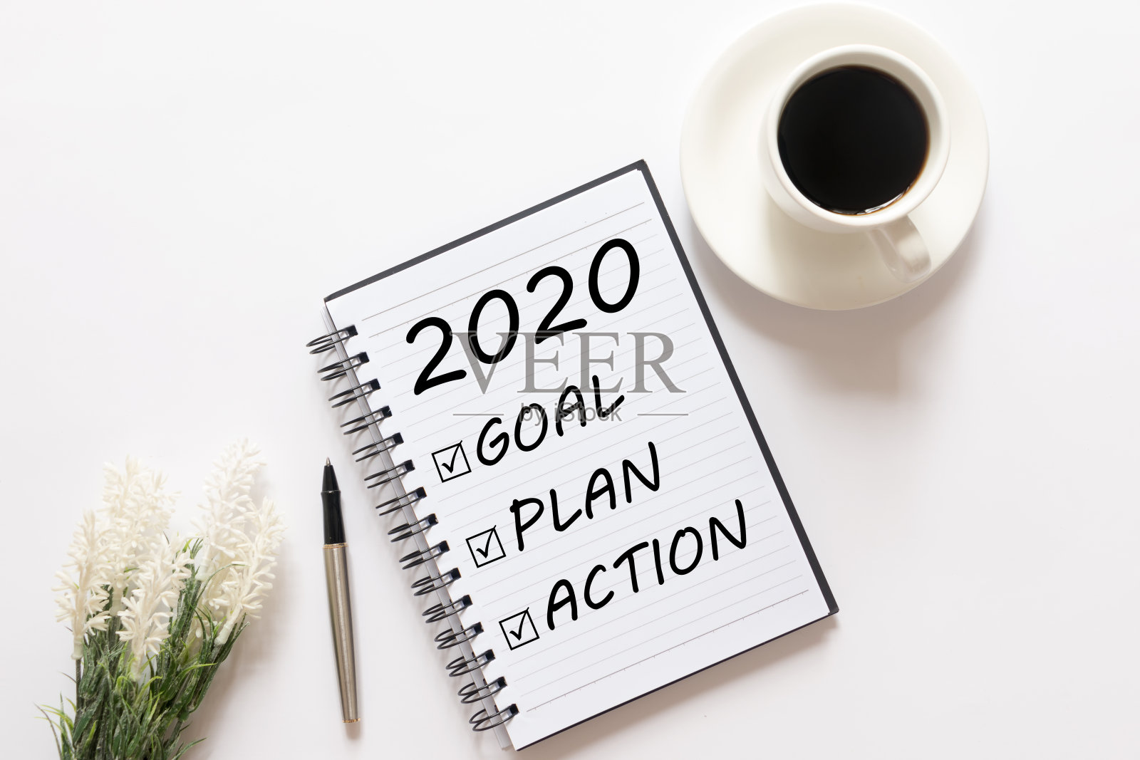 记事本上写着:2020年的目标，计划，行动照片摄影图片