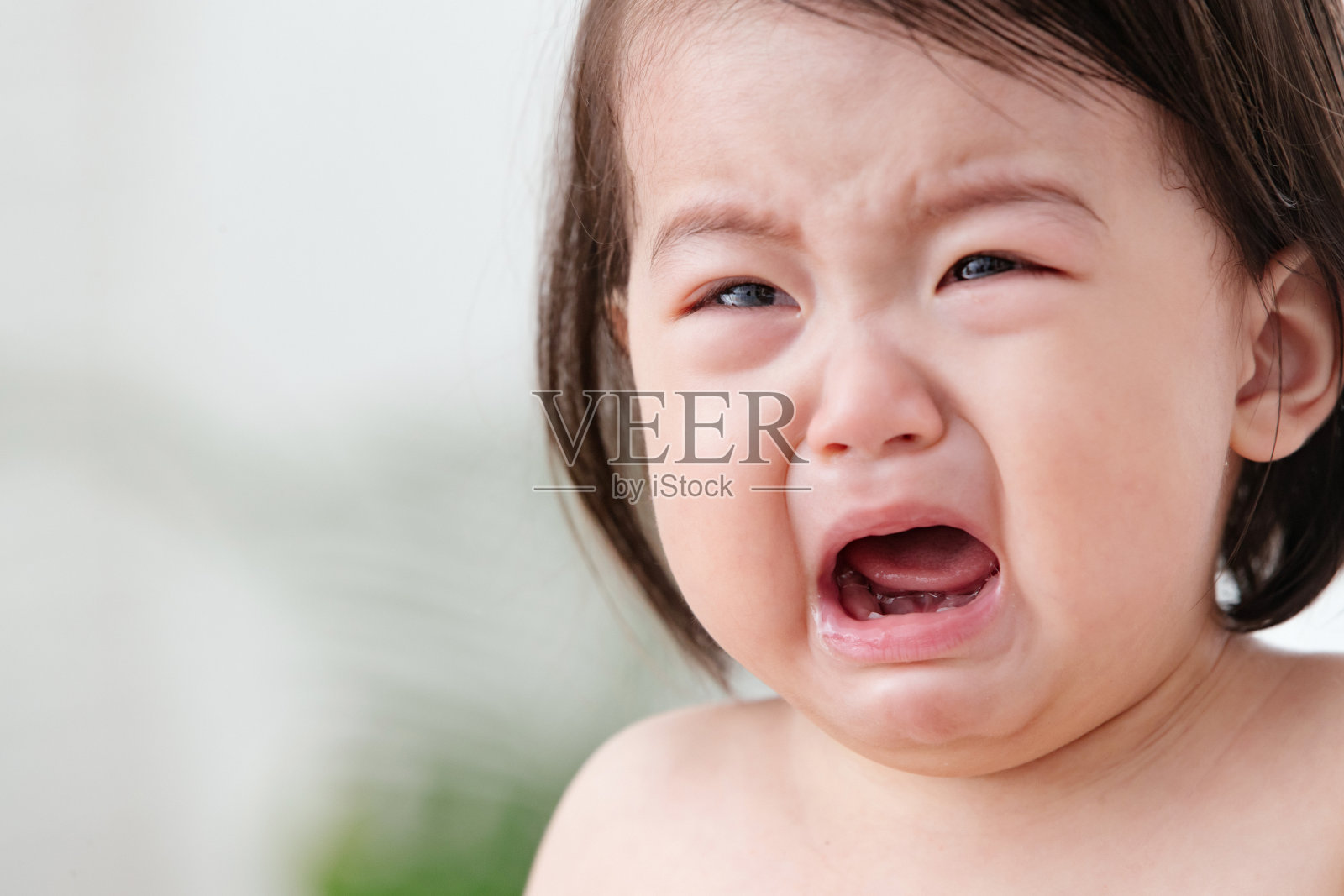 那个婴儿张着嘴在哭照片摄影图片