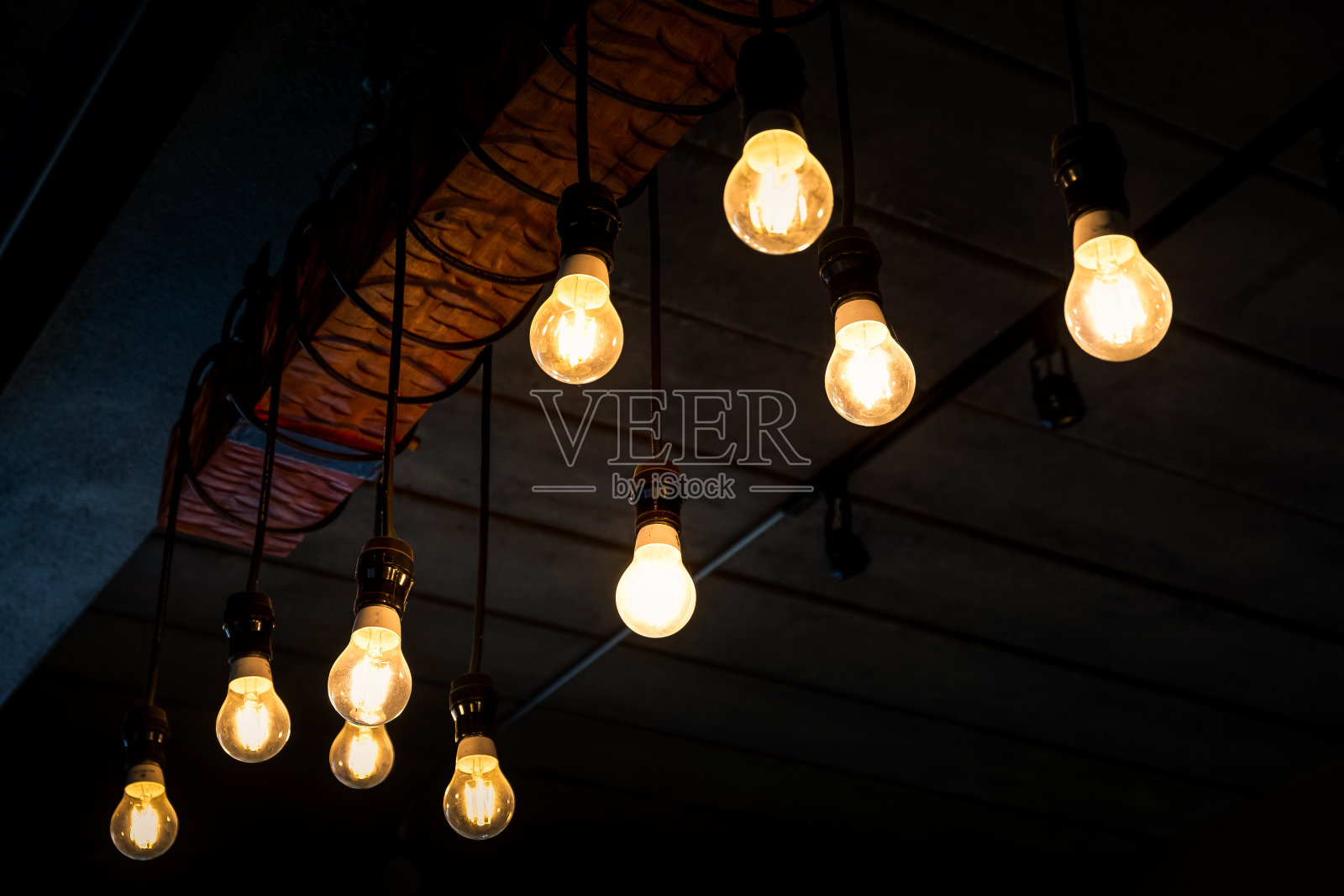 美丽的老式豪华灯泡悬挂装饰在黑暗中发光。照片摄影图片