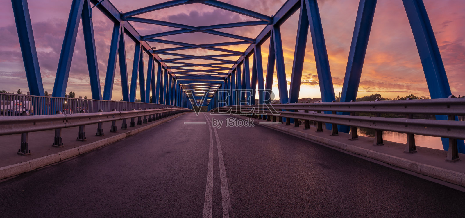 黄昏时分的柏油路和桁架钢桥照片摄影图片
