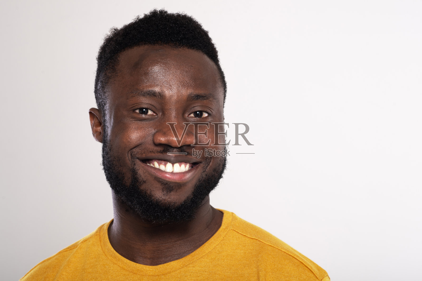 一个年轻的非裔美国人的笑脸照片摄影图片