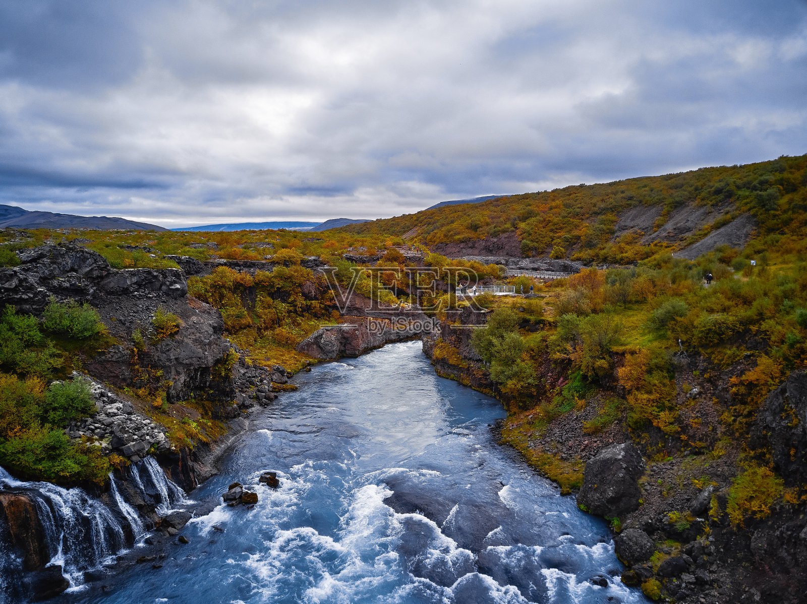 令人难以置信的美丽hraunfosar瀑布。熔岩瀑布。从赫维塔河峡谷熔岩原野上流下的瀑布，是冰岛著名的旅游景点。冰岛的干净的水照片摄影图片