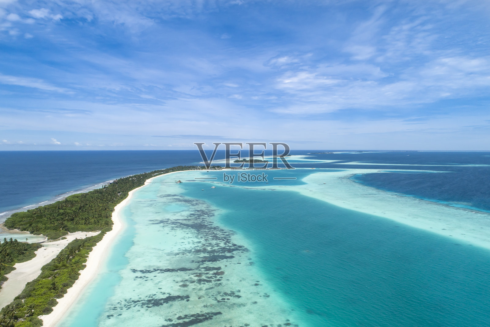 在印度洋马尔代夫美丽的岛屿鸟瞰图。俯视图从无人机。照片摄影图片