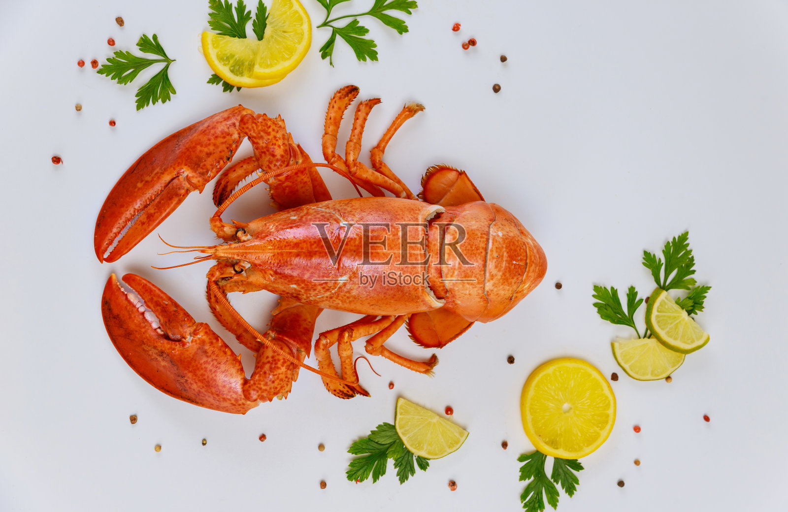 新鲜烹制的龙虾配上柠檬、欧芹和黑胡椒。照片摄影图片