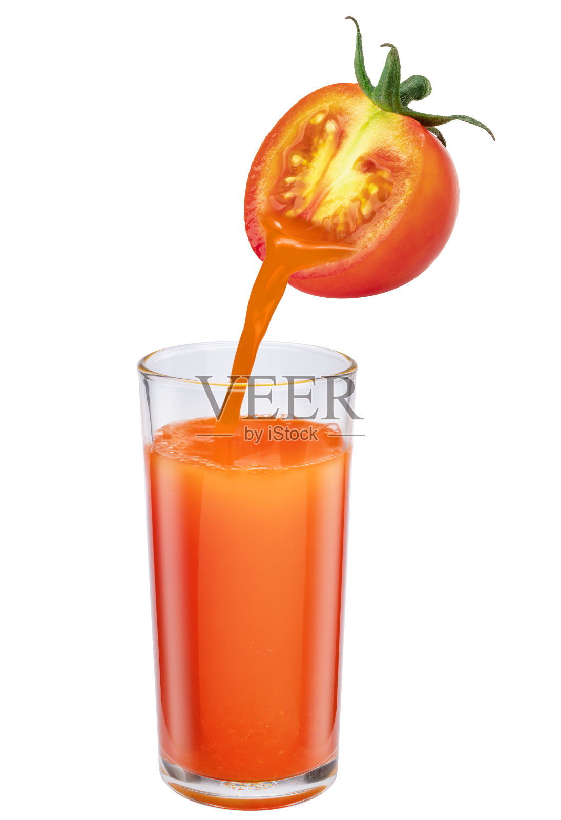 新鲜番茄汁倒入蕃茄汁玻璃隔离在白色背景。照片摄影图片