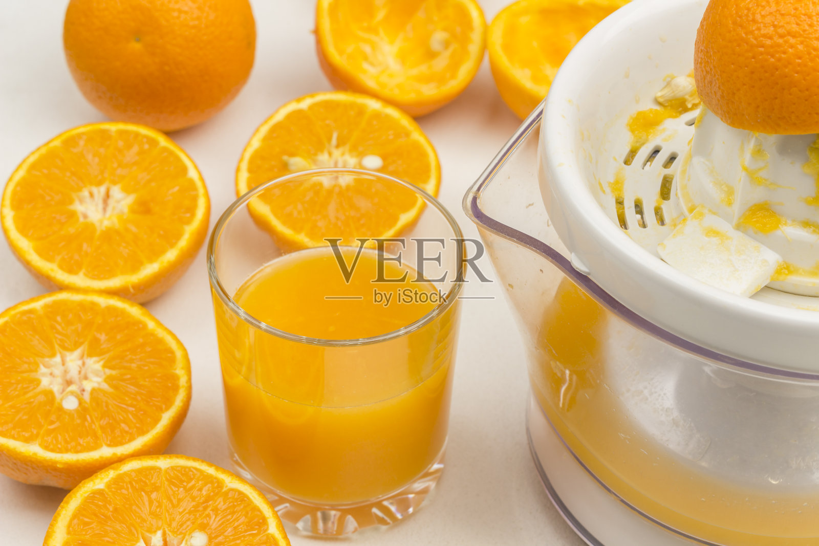 半杯橙汁。一杯果汁，近距离的橘子。烹饪橙汁。照片摄影图片