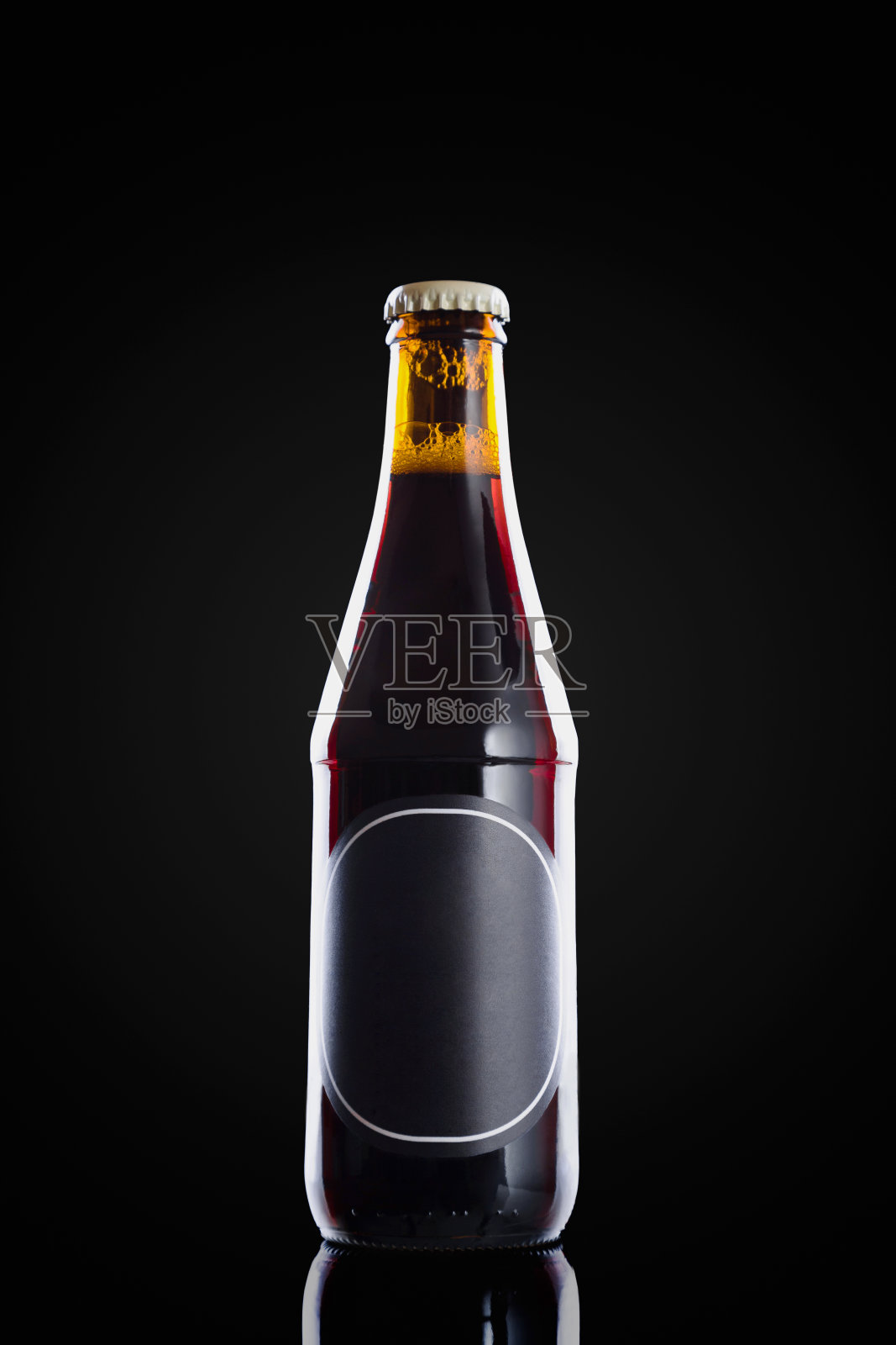黑色精酿啤酒，普通瓶子与黑色背景照片摄影图片