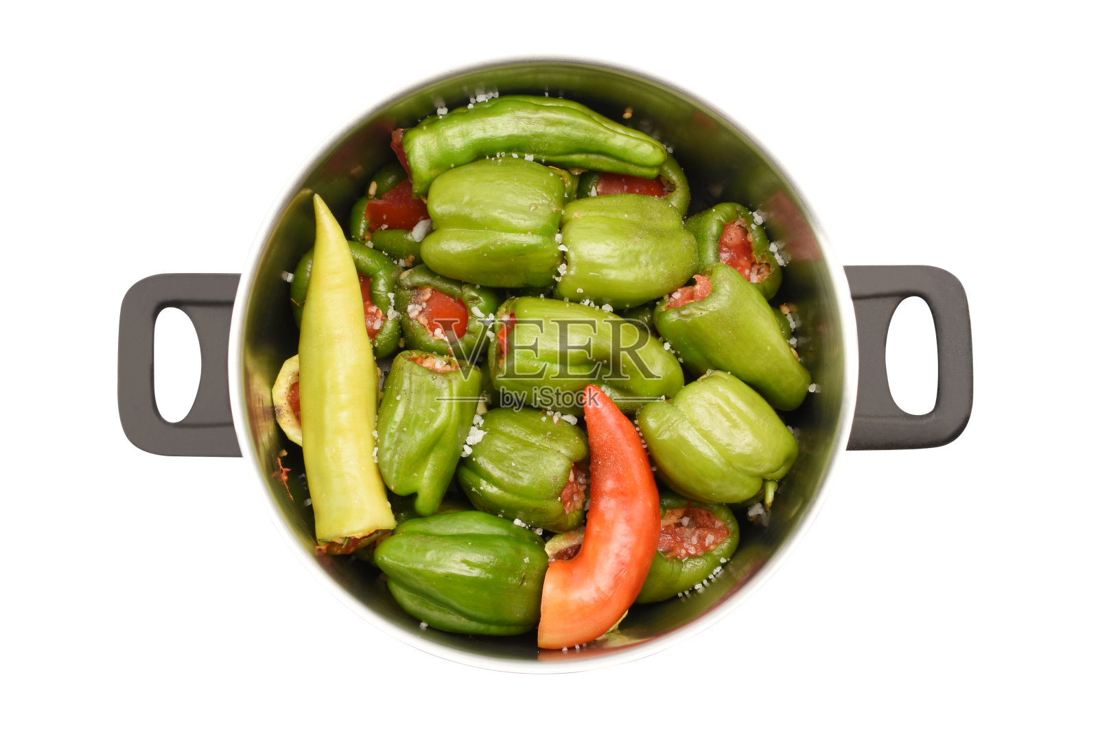 将绿、红、绿三色的青椒塞在炖锅里(切路)，孤立在白色的背景上，土耳其菜dolma照片摄影图片