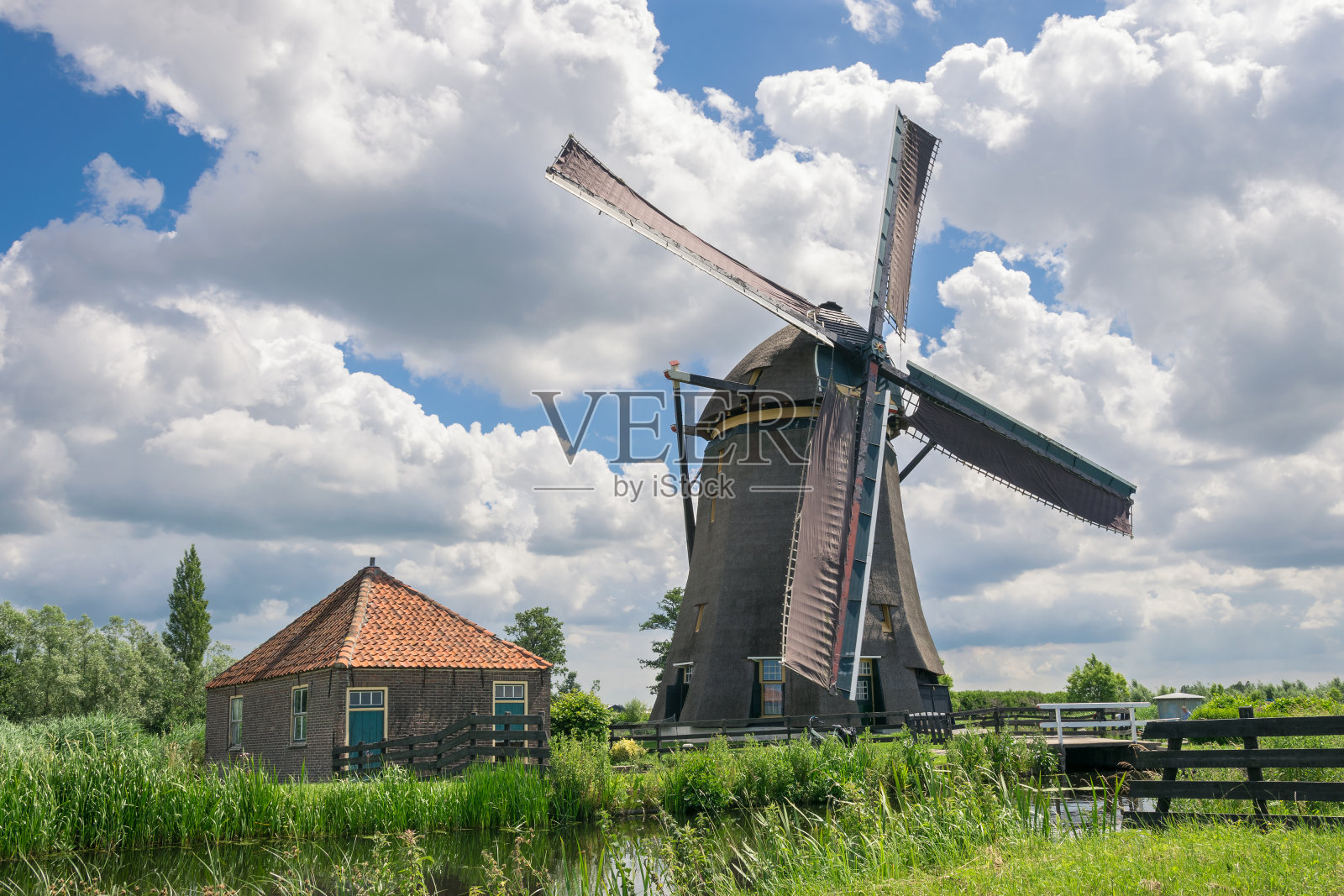 经典的荷兰风车与云彩的背景照片摄影图片