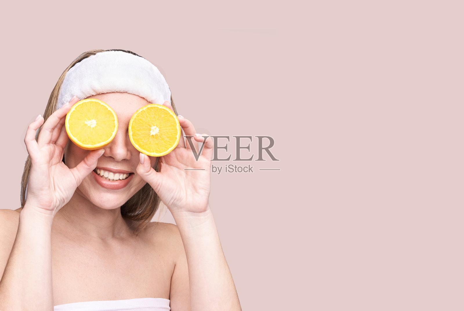 女孩拿着橘子片。柑橘类水果藏脸照片摄影图片