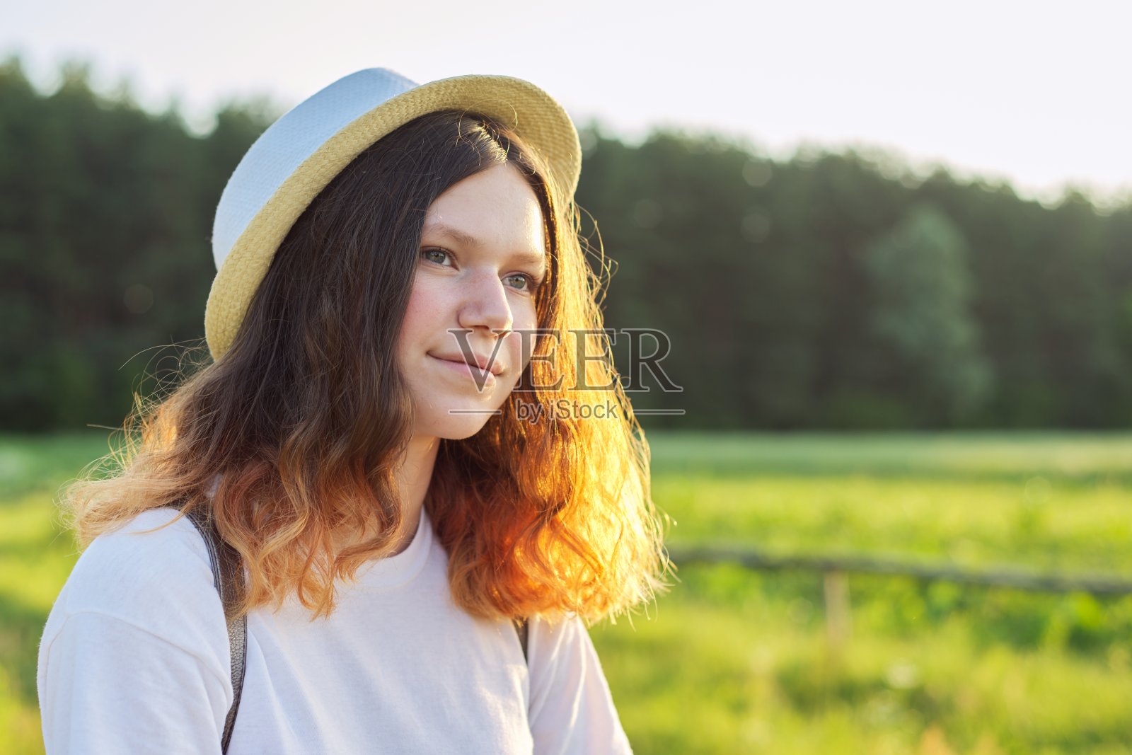 夏天的户外肖像少女在帽子，自然，日落的背景照片摄影图片
