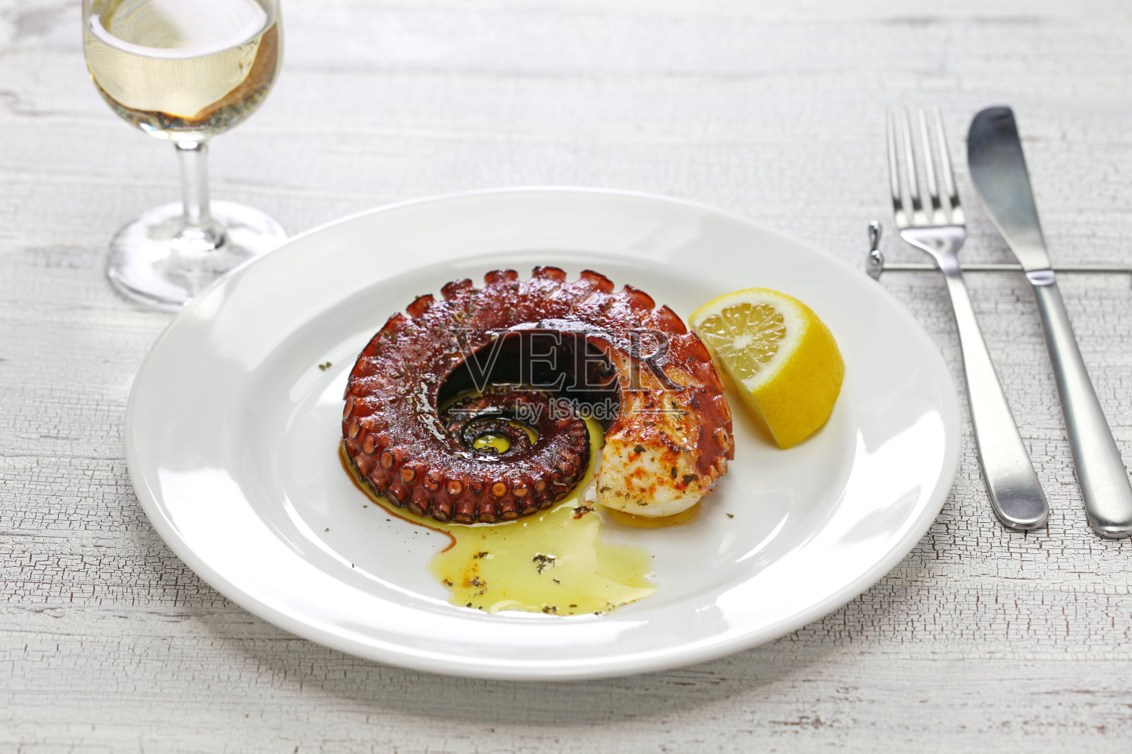 烤章鱼配柠檬和橄榄油，地中海美食照片摄影图片