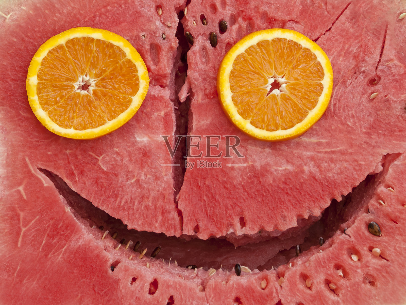 西瓜和橘子做成的滑稽脸照片摄影图片