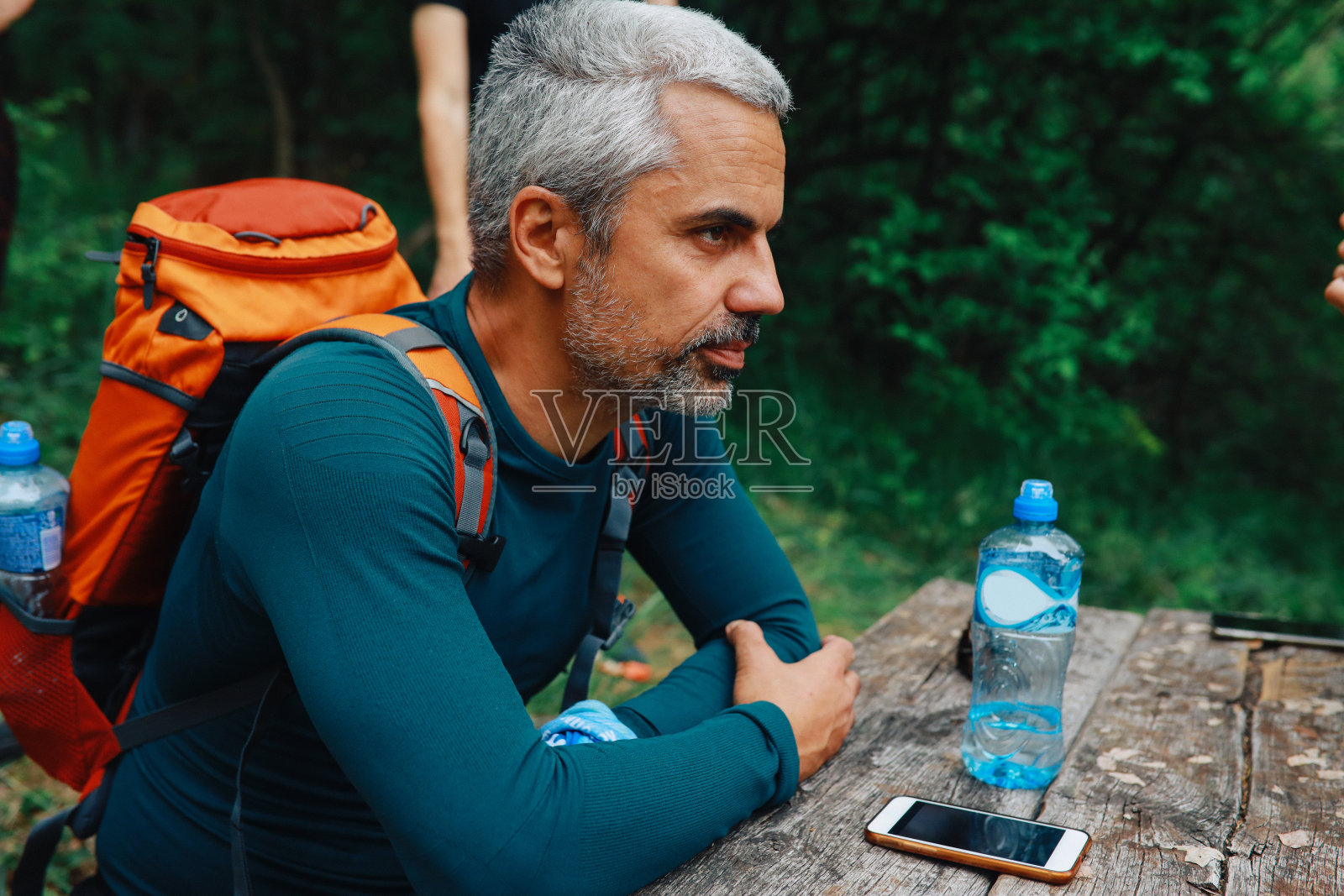 一名男子在森林徒步旅行后休息照片摄影图片