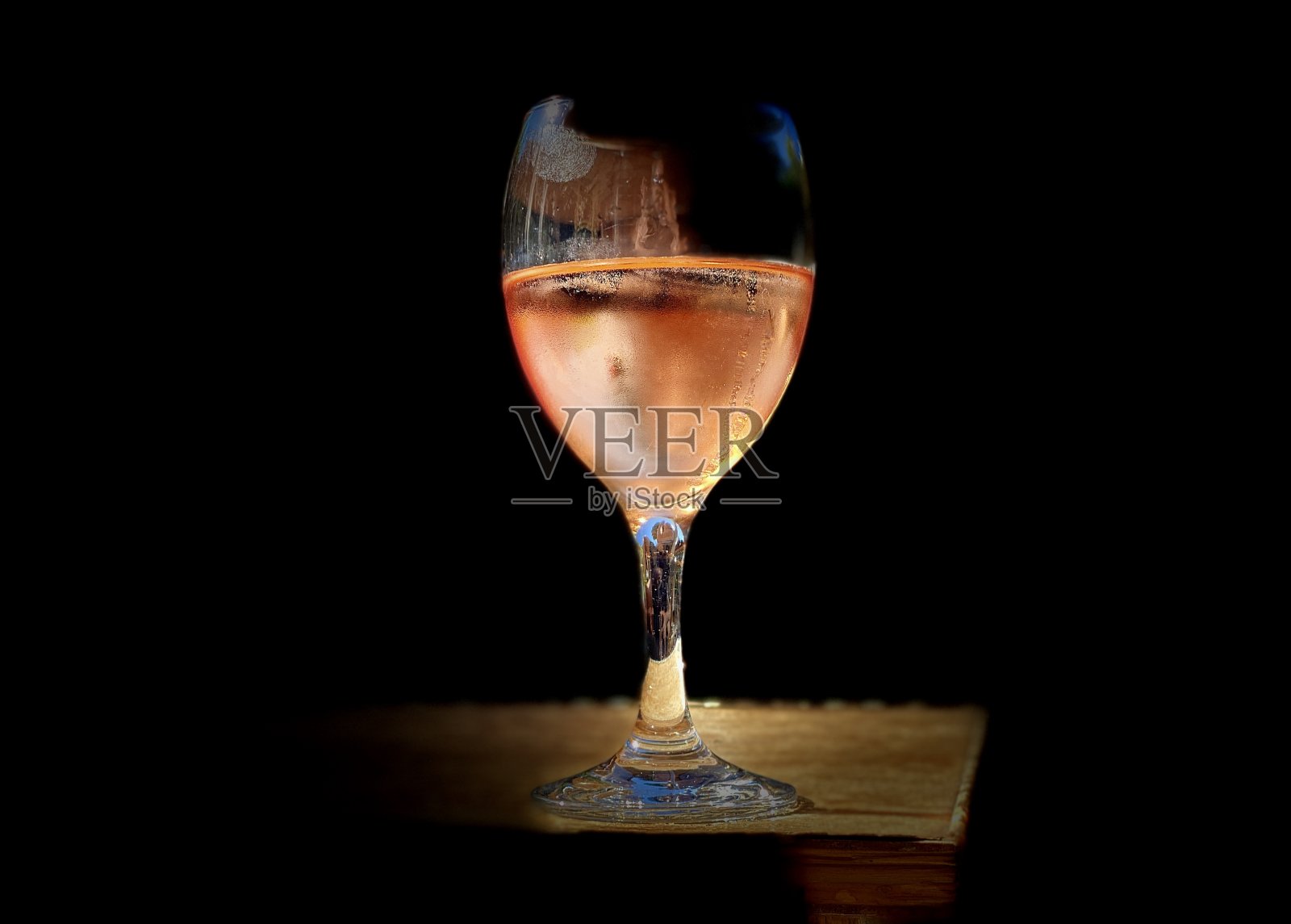 隔离杯玫瑰葡萄酒照片摄影图片