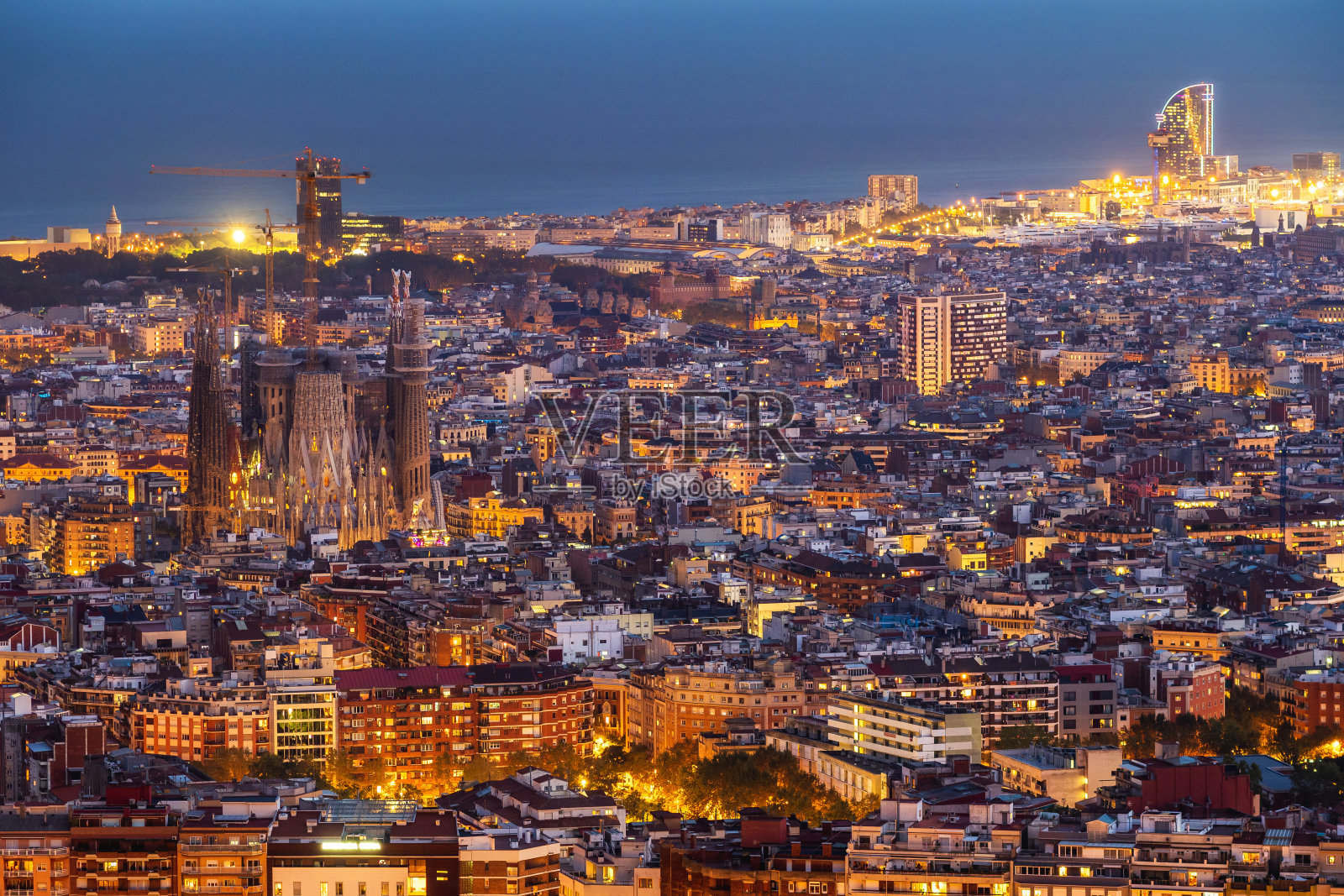 鸟瞰图的巴塞罗那城市景观在黄昏，西班牙照片摄影图片