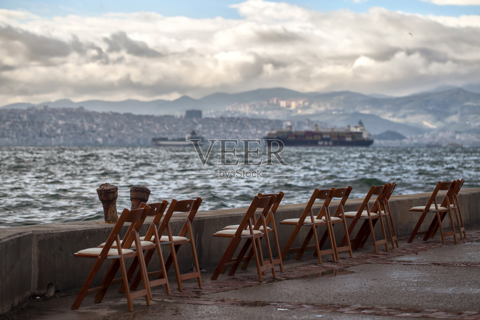 椅子座位靠近海边度假概念照片摄影图片
