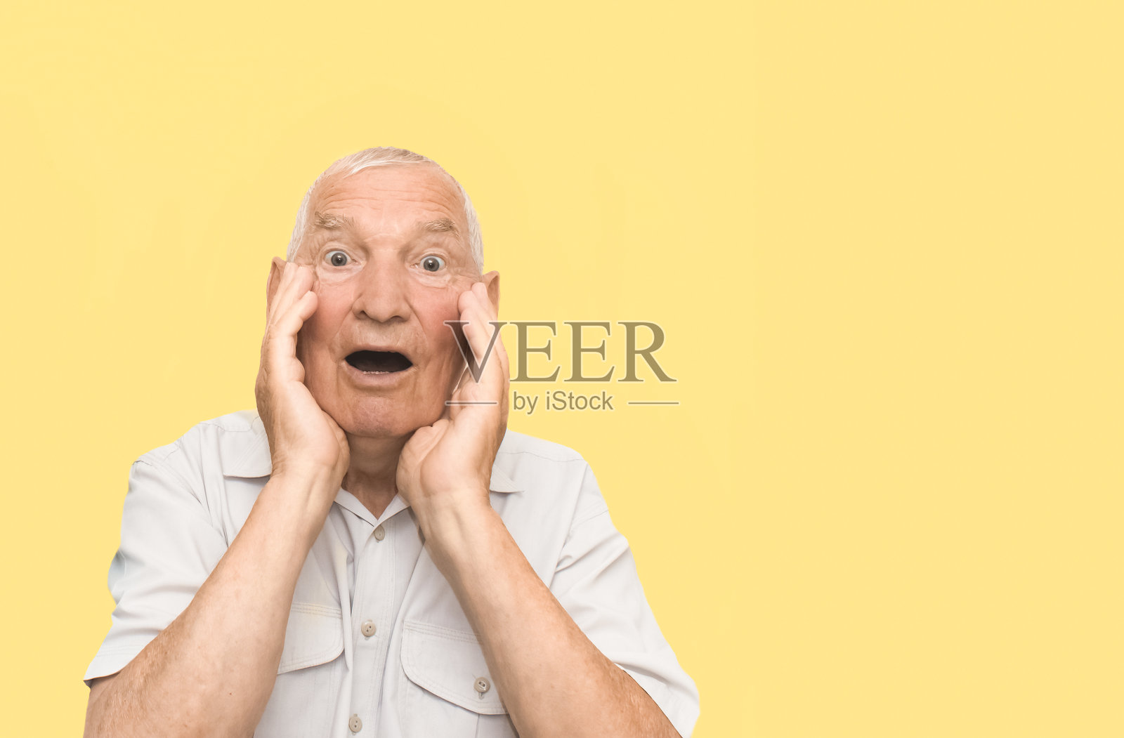带着情绪的老人在一个彩色背景上照片摄影图片