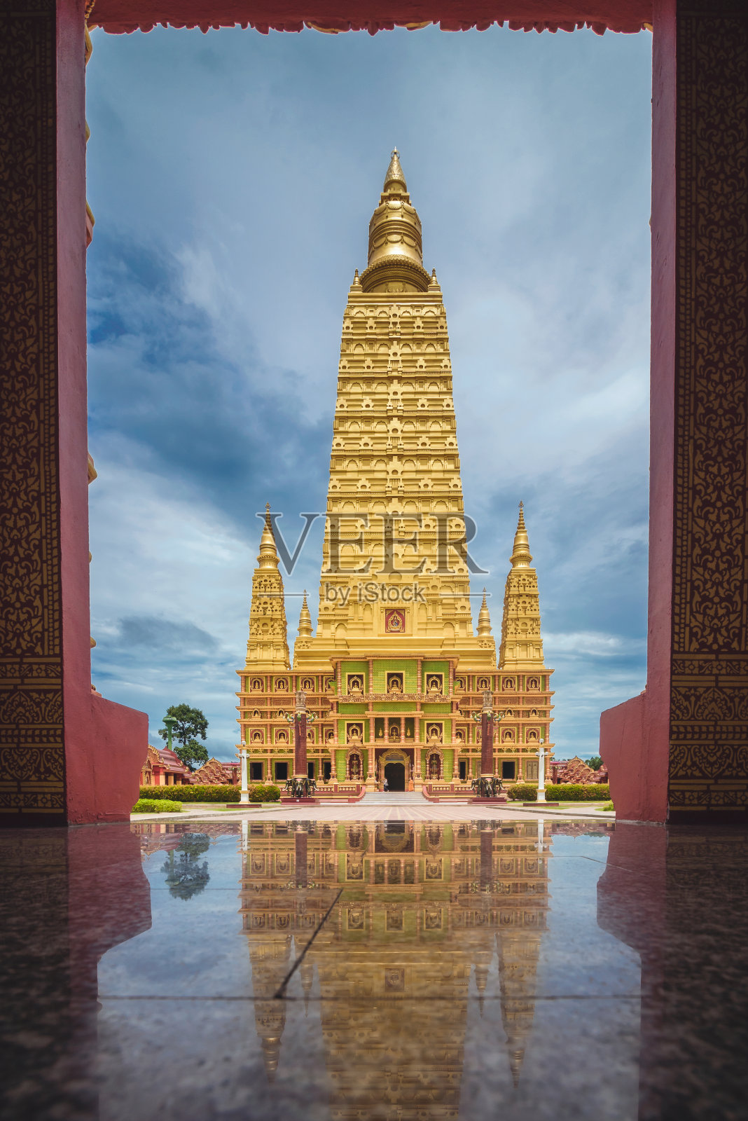 泰国甲米省的吴邦通寺(金塔)倒影的景色。照片摄影图片