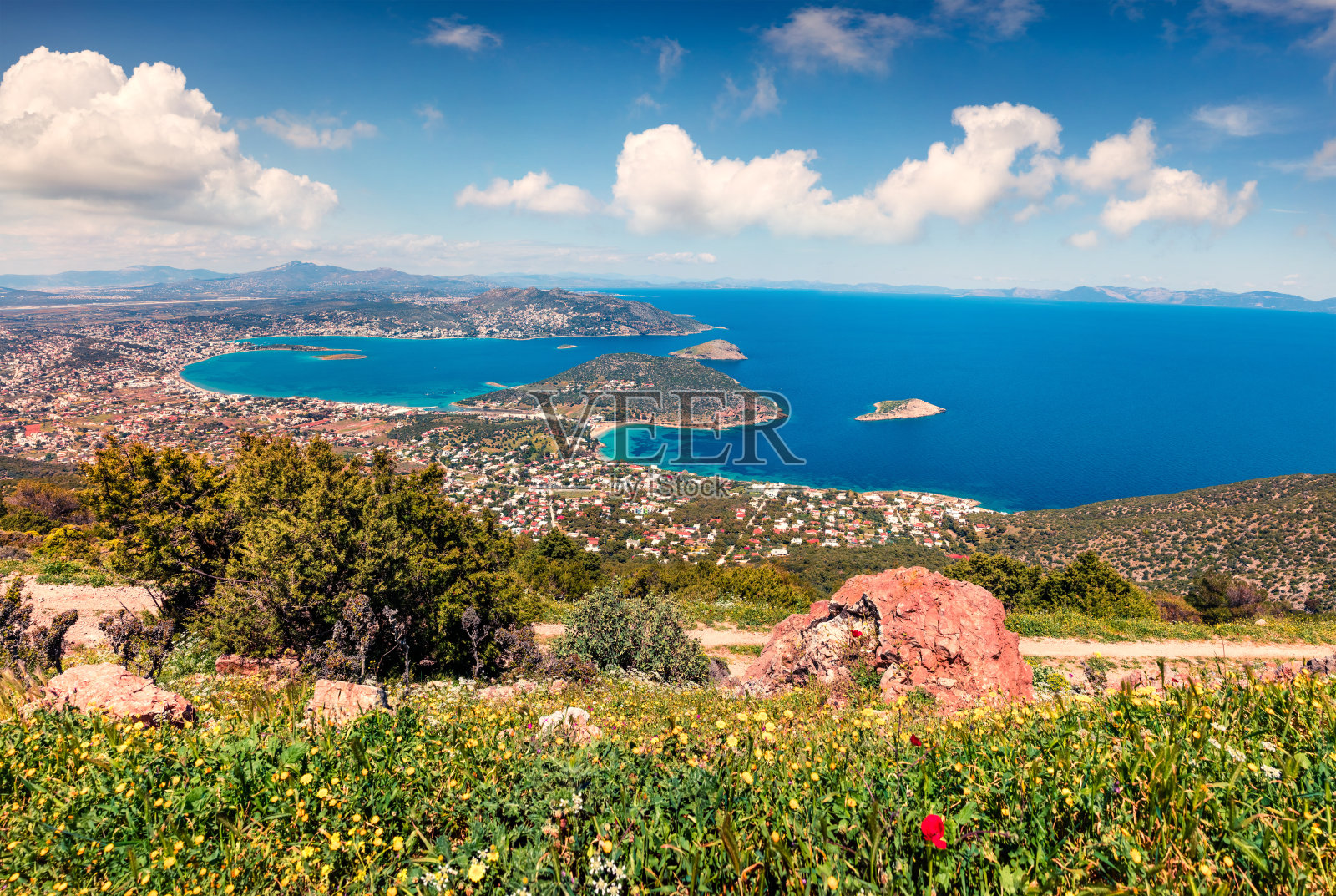 拉夫提港的鸟瞰图。爱琴海绚丽多彩的春海。阳光明媚的希腊，欧洲的景色。自然美的概念背景。照片摄影图片