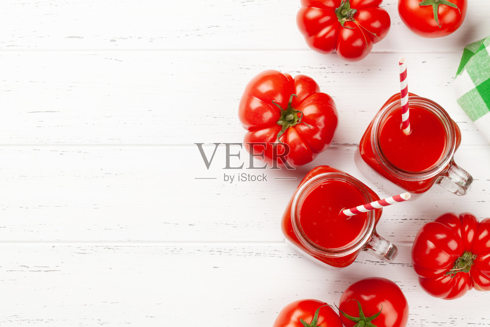 新鲜的番茄汁和成熟的西红柿照片摄影图片