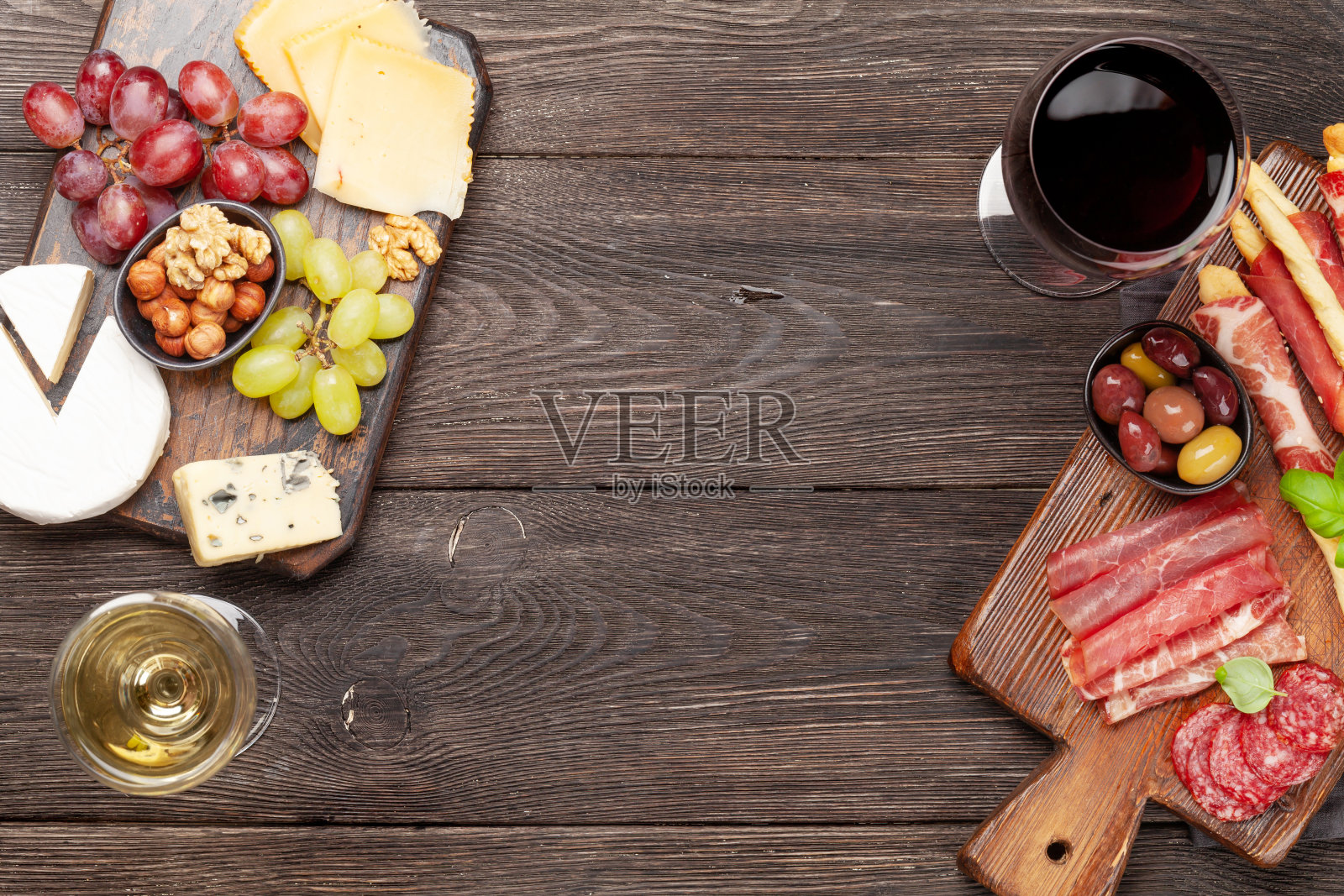 奶酪、肉、葡萄和橄榄的开胃菜照片摄影图片