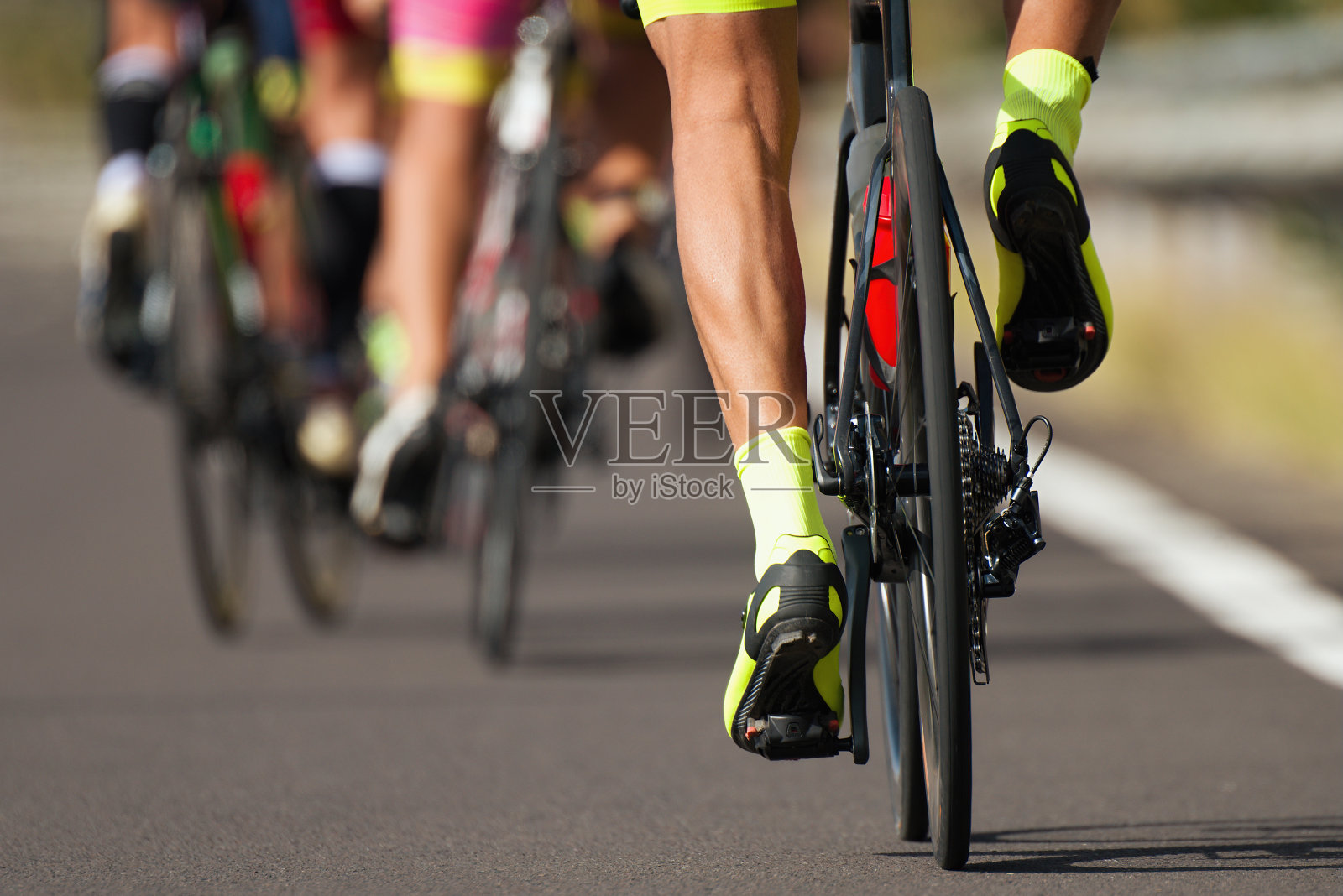 参加职业比赛的一组自行车选手照片摄影图片