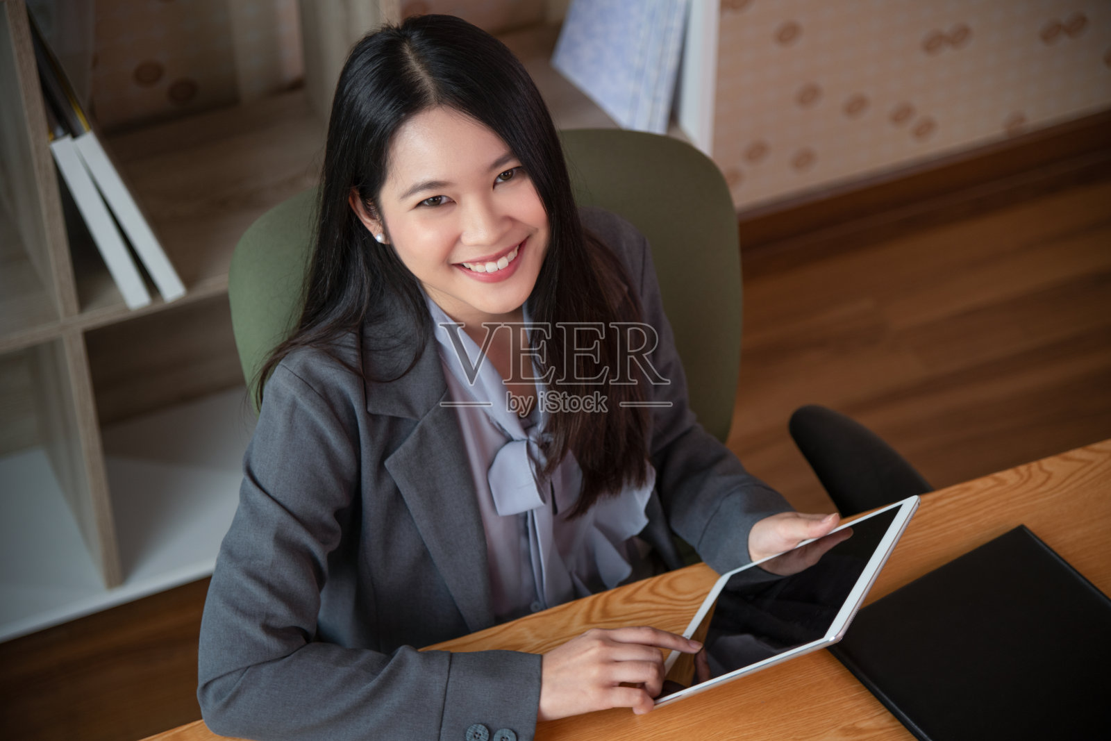 在家庭办公室使用平板电脑的亚洲商务女性照片摄影图片