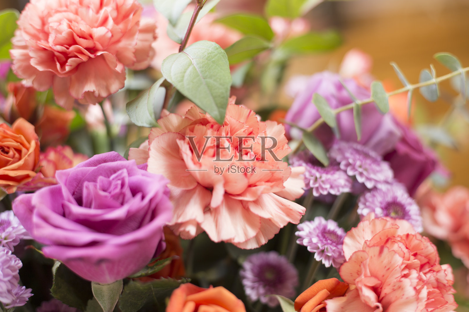 可爱的新娘花束或多色的春天鲜花。照片摄影图片