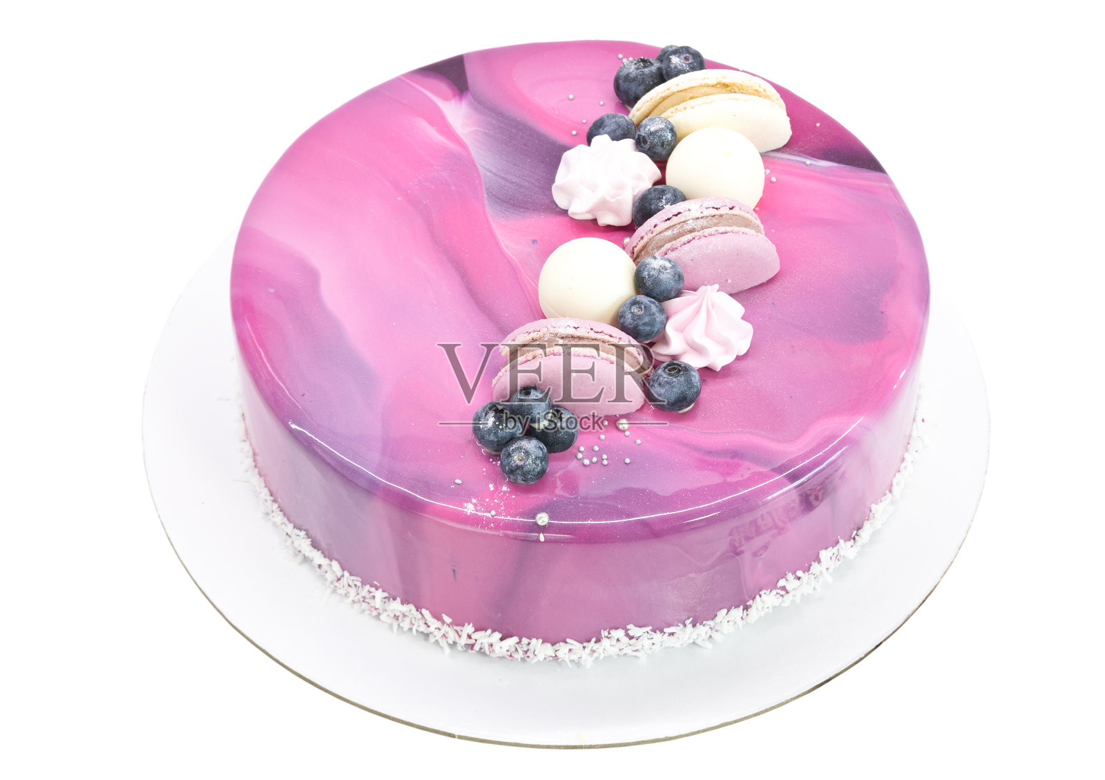 紫釉慕斯蛋糕装饰马卡龙和蓝莓孤立在白色照片摄影图片