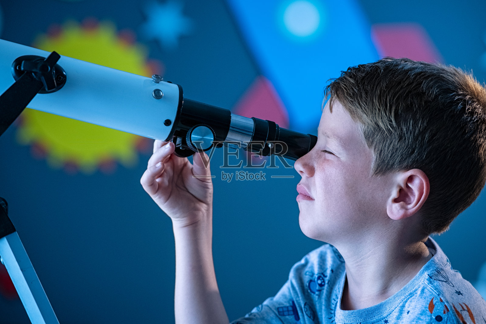孩子用望远镜观察星系照片摄影图片