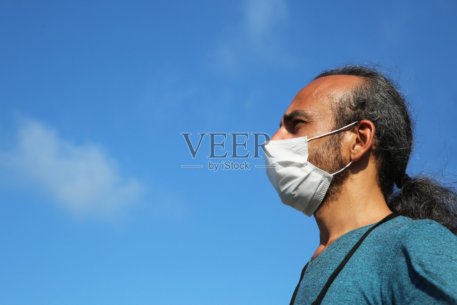 男子用污染口罩遮住脸以防止病毒照片摄影图片