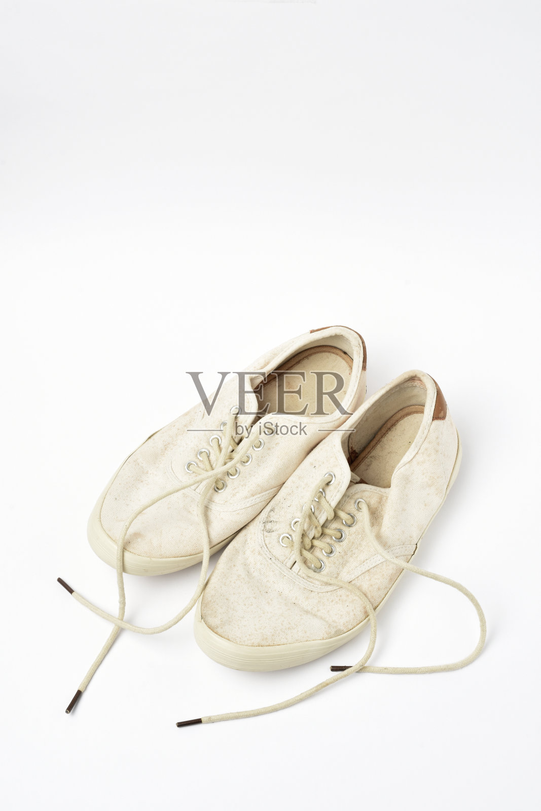 一双白色背景的旧鞋照片摄影图片