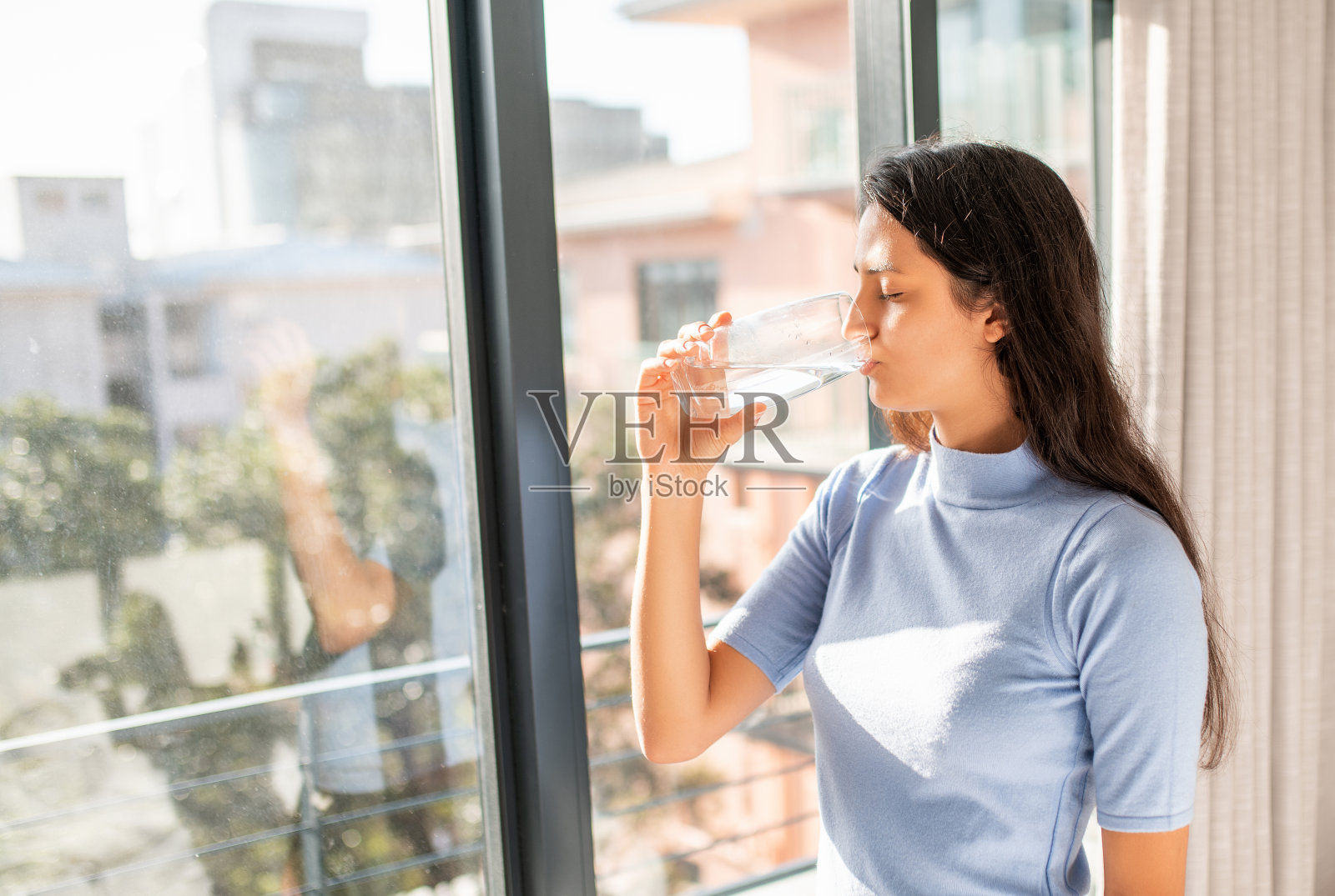 一个喝水的女人的肖像照片摄影图片