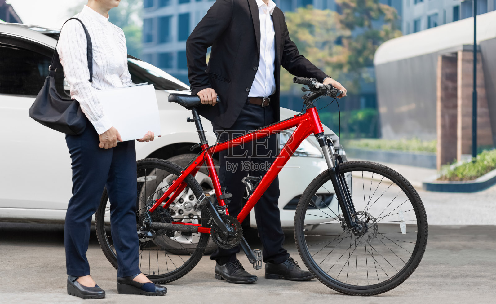 无车日。商人和妇女在城市中使用自行车而不是汽车照片摄影图片
