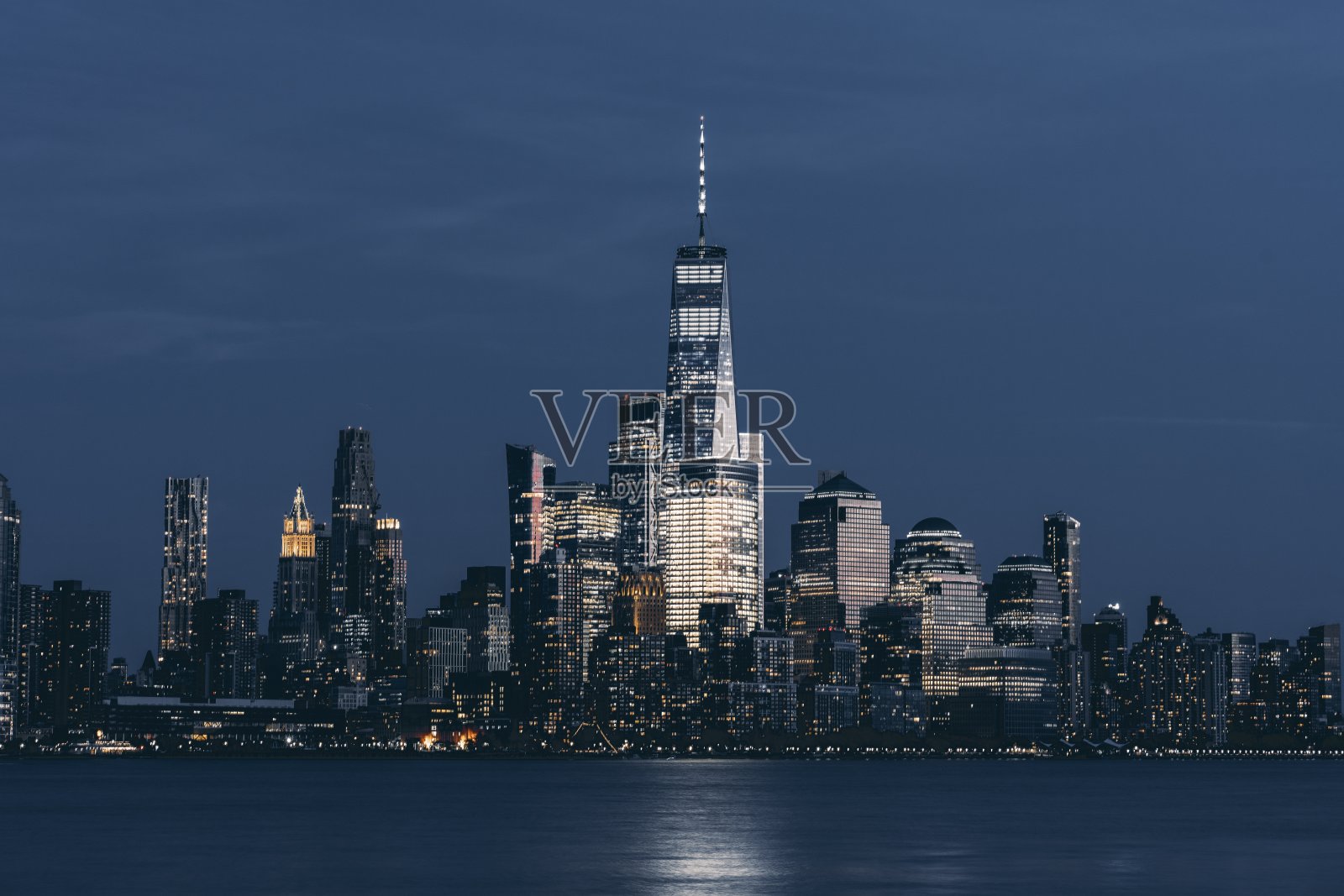 纽约市曼哈顿市中心夜晚的城市景观照片摄影图片