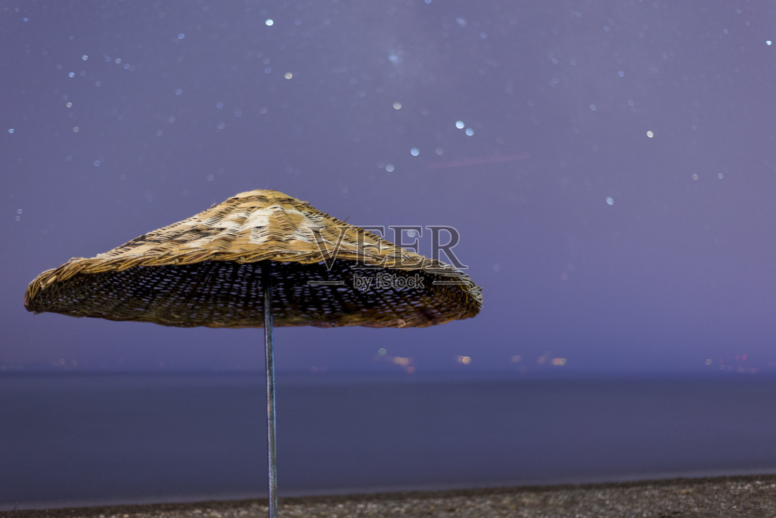 晚上的沙滩伞照片摄影图片