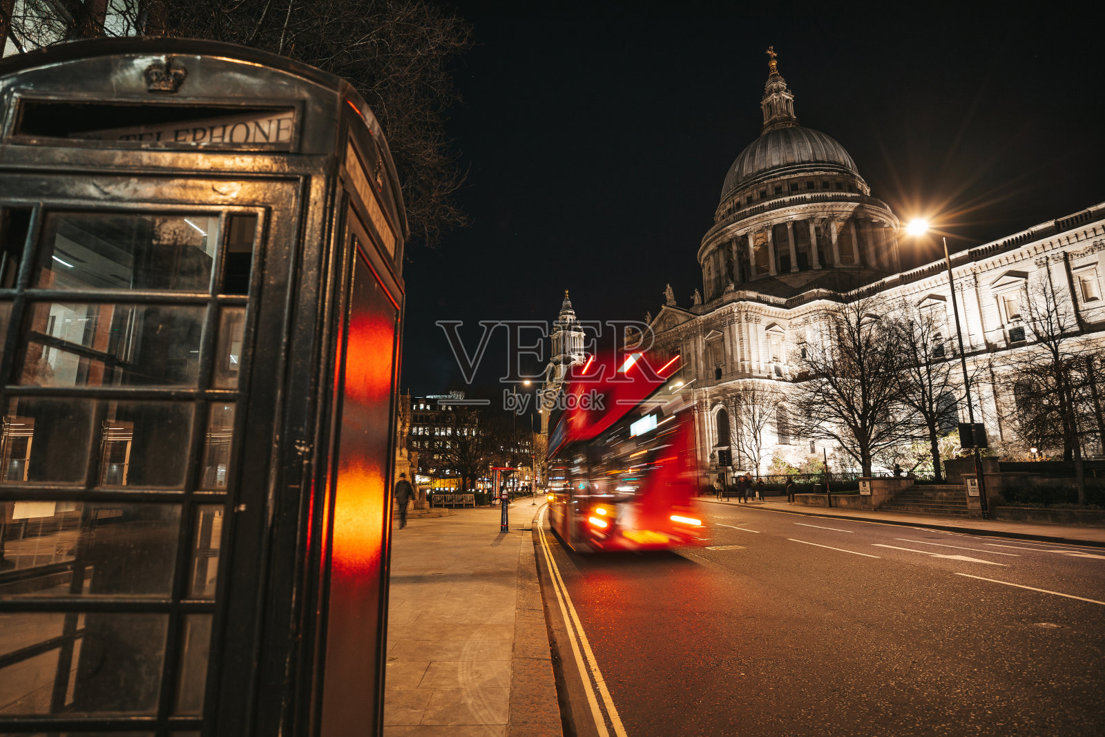 伦敦的交通状况红色双层巴士在圣保罗快速驶过照片摄影图片