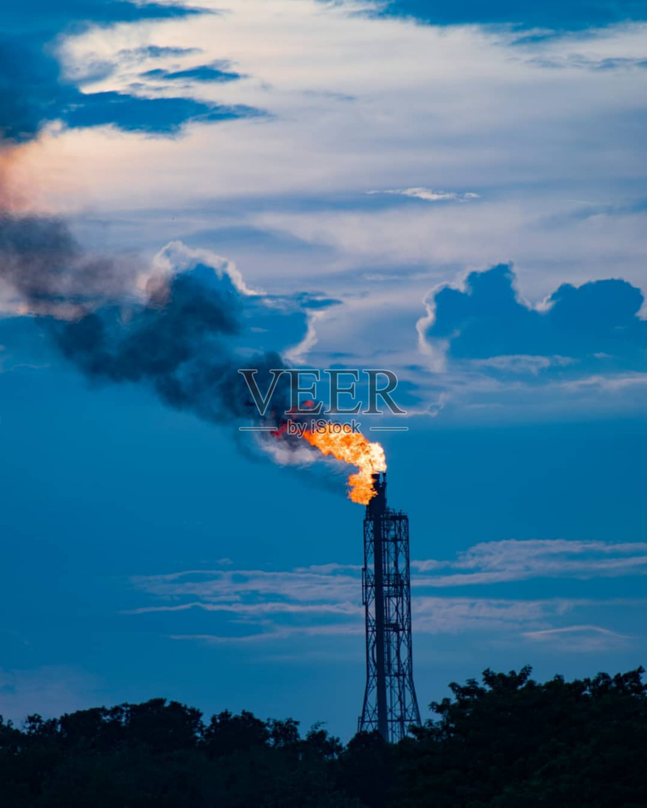 石油炼油厂从工业区，航空
展望石油石化工业，
炼油厂储油罐和
管线钢在夜间，生态系统和
健康的环境的概念。照片摄影图片