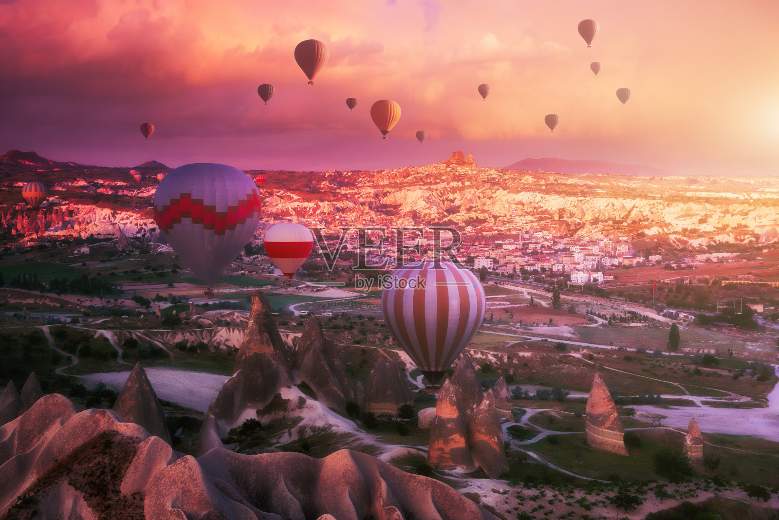 在土耳其卡帕多西亚上空放飞气球的美丽早晨照片摄影图片