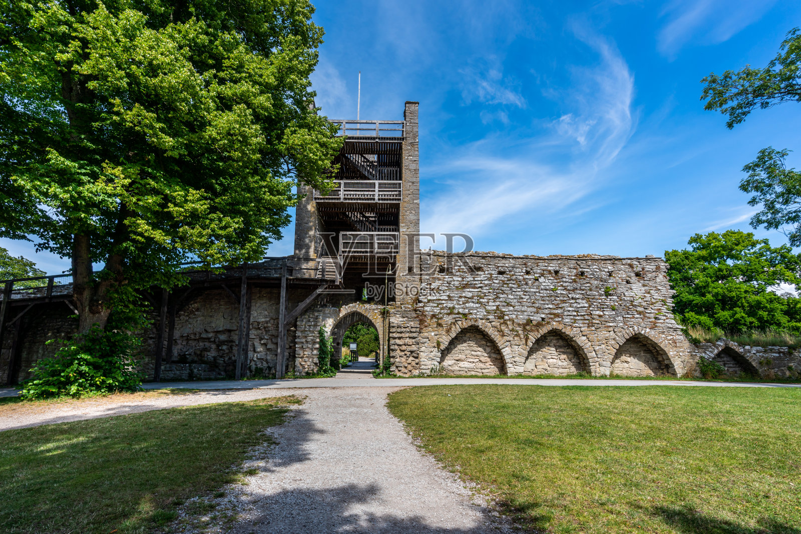 乡村夏天的中世纪砖塔和防御墙。照片摄影图片