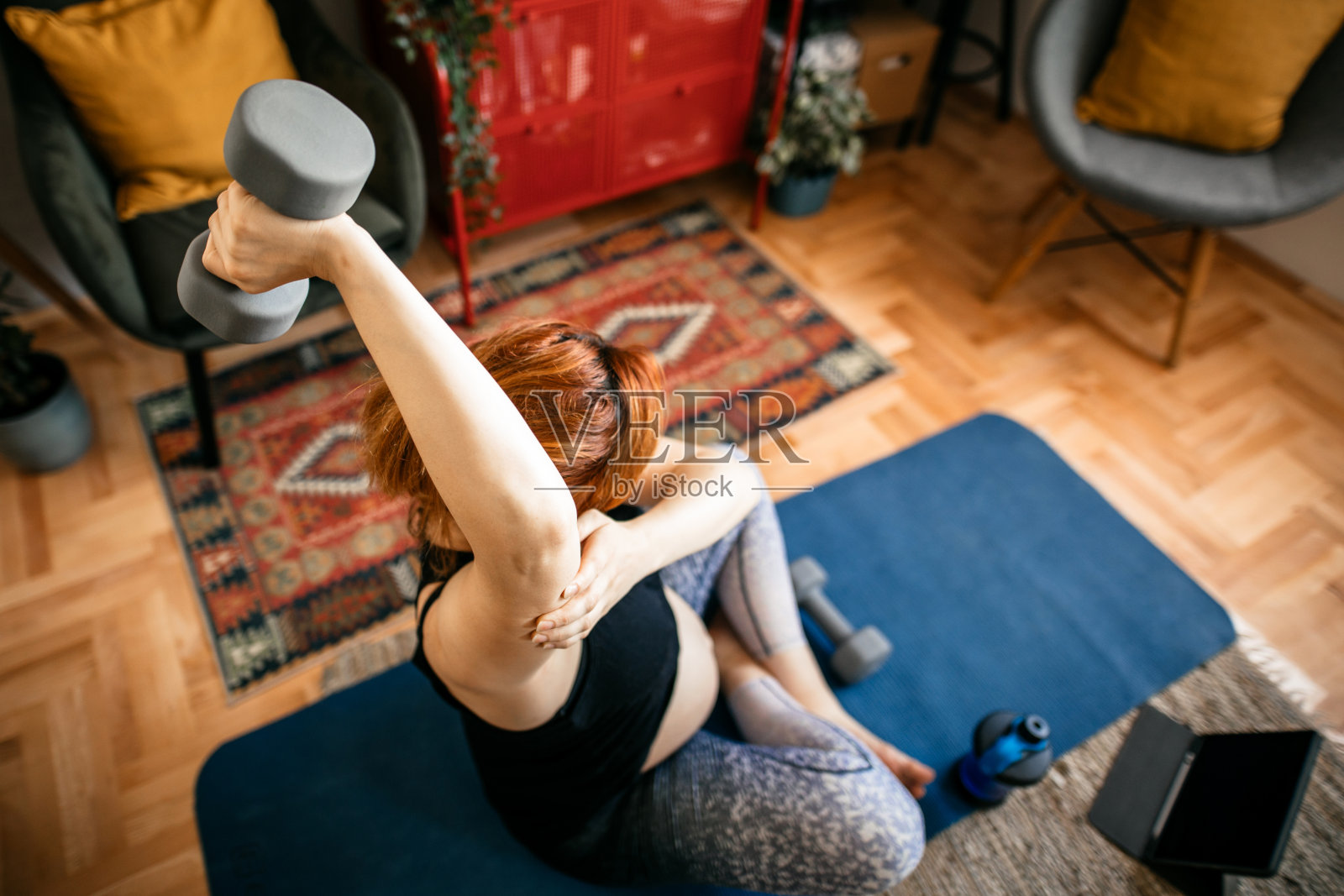 孕妇在家用哑铃进行力量锻炼照片摄影图片