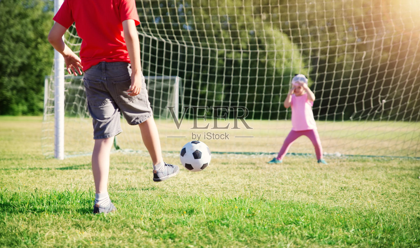 孩子们踢足球——年轻的孩子们在足球场上比赛照片摄影图片_ID:170700019-Veer图库