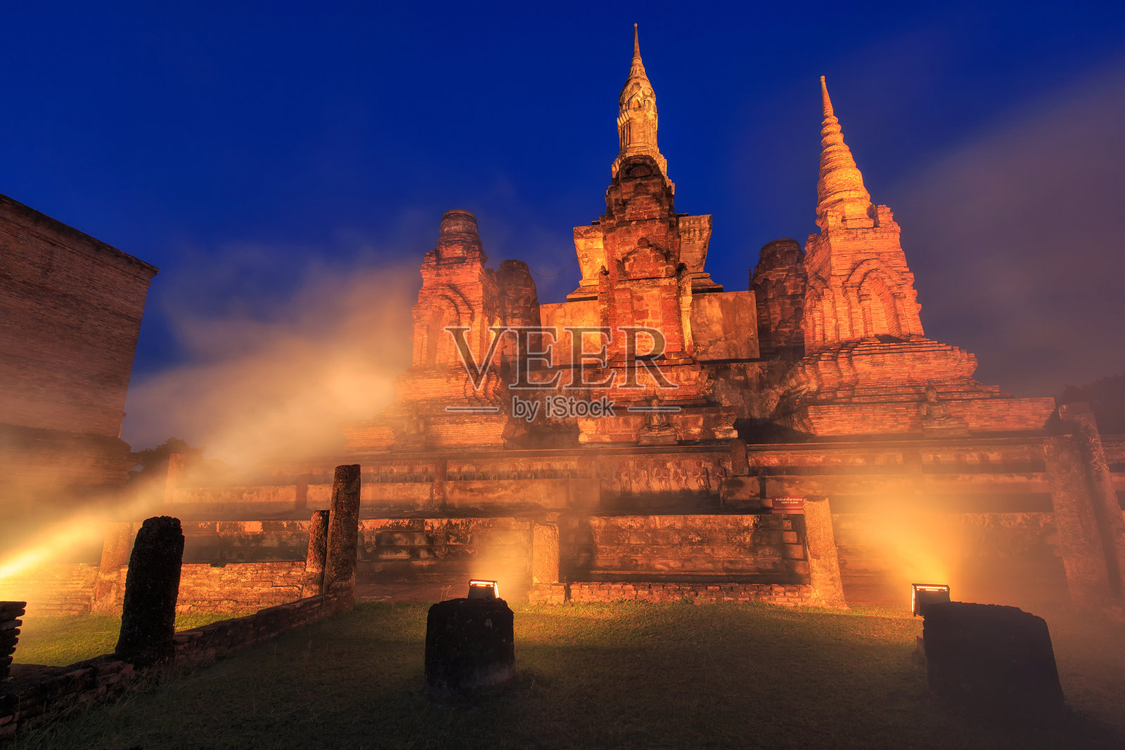素可泰历史公园内的寺中寺是泰国素可泰省的历史遗址，联合国教科文组织世界遗产照片摄影图片
