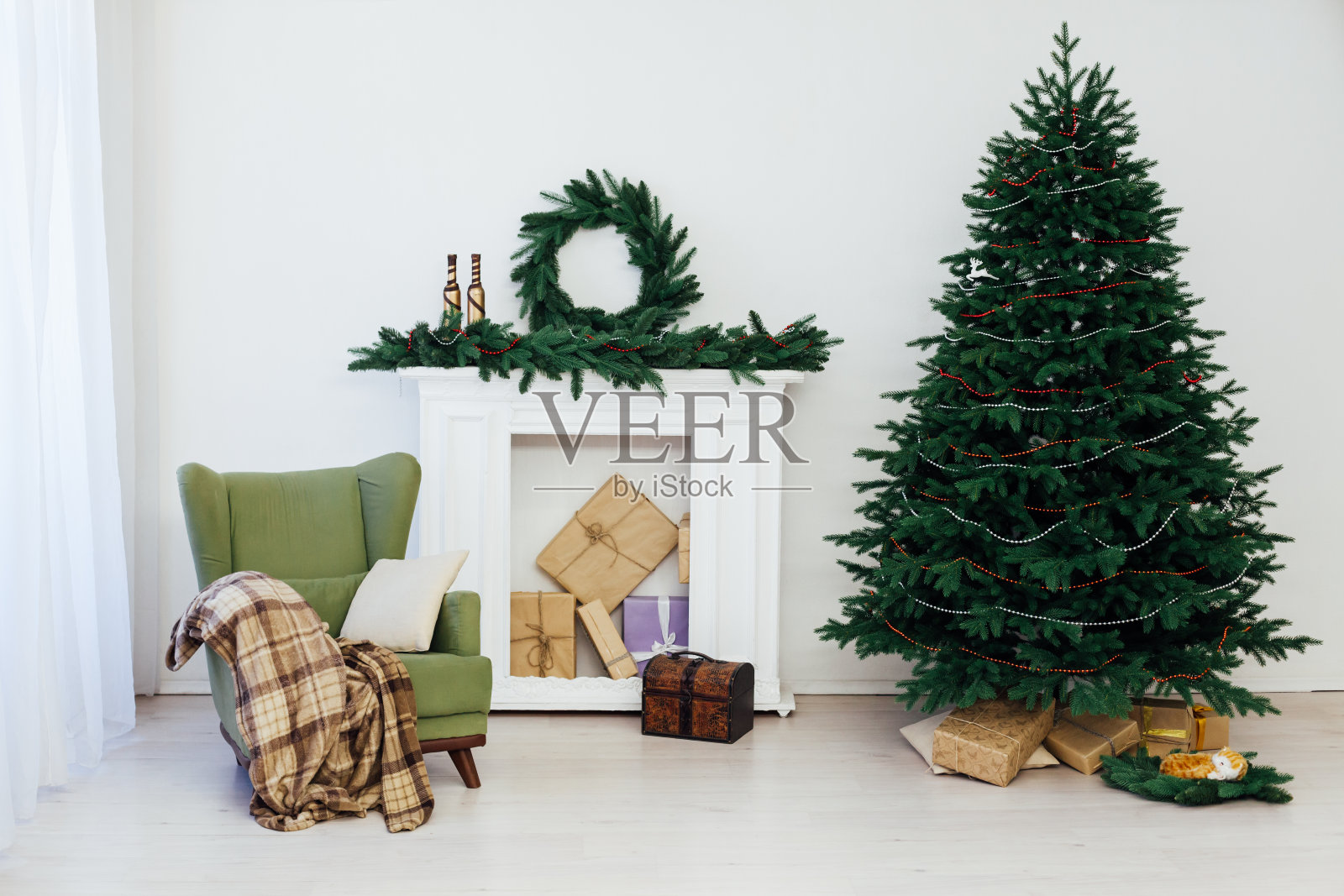 圣诞树与壁炉室内的房子新年装饰礼物照片摄影图片